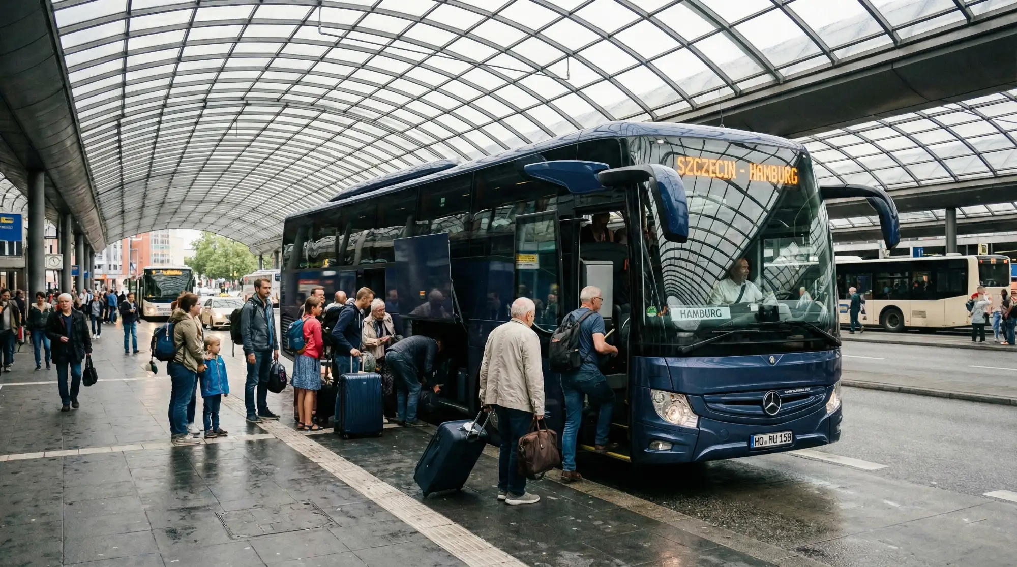 Nowoczesny autokar Sindbad na dworcu